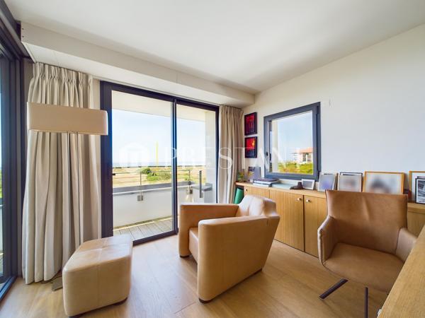 Première ligne, somptueuse villa de 300 m² habitables réalisée par un architecte de renom, avec une pleine vue océan et une belle piscine, ANGLET