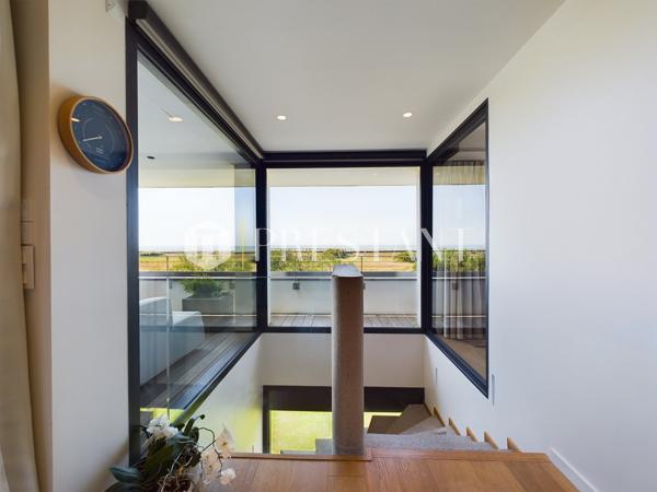 Première ligne, somptueuse villa de 300 m² habitables réalisée par un architecte de renom, avec une pleine vue océan et une belle piscine, ANGLET