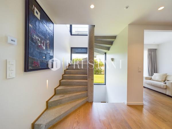 Première ligne, somptueuse villa de 300 m² habitables réalisée par un architecte de renom, avec une pleine vue océan et une belle piscine, ANGLET
