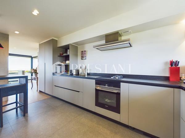 Première ligne, somptueuse villa de 300 m² habitables réalisée par un architecte de renom, avec une pleine vue océan et une belle piscine, ANGLET