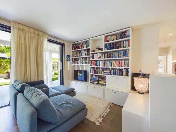 Première ligne, somptueuse villa de 300 m² habitables réalisée par un architecte de renom, avec une pleine vue océan et une belle piscine, ANGLET