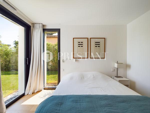 Première ligne, somptueuse villa de 300 m² habitables réalisée par un architecte de renom, avec une pleine vue océan et une belle piscine, ANGLET