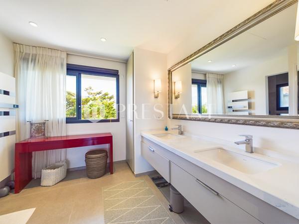 Première ligne, somptueuse villa de 300 m² habitables réalisée par un architecte de renom, avec une pleine vue océan et une belle piscine, ANGLET
