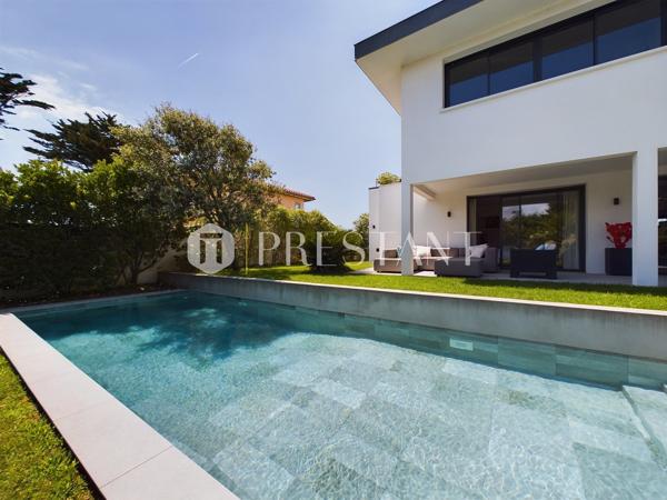 Première ligne, somptueuse villa de 300 m² habitables réalisée par un architecte de renom, avec une pleine vue océan et une belle piscine, ANGLET