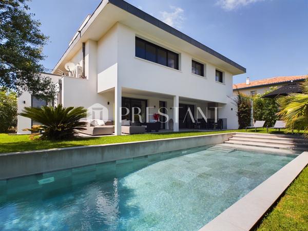Première ligne, somptueuse villa de 300 m² habitables réalisée par un architecte de renom, avec une pleine vue océan et une belle piscine, ANGLET