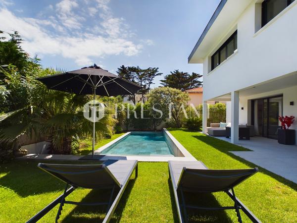 Première ligne, somptueuse villa de 300 m² habitables réalisée par un architecte de renom, avec une pleine vue océan et une belle piscine, ANGLET