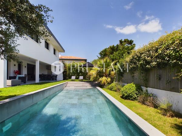 Première ligne, somptueuse villa de 300 m² habitables réalisée par un architecte de renom, avec une pleine vue océan et une belle piscine, ANGLET