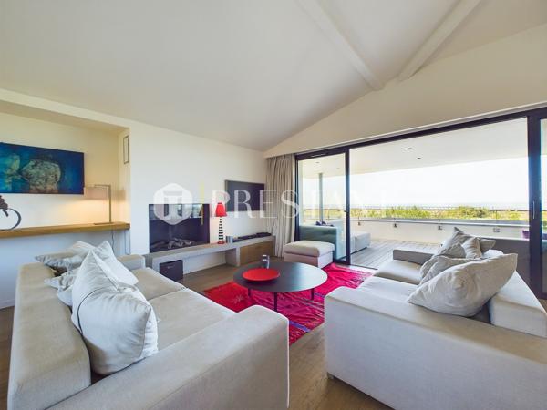 Première ligne, somptueuse villa de 300 m² habitables réalisée par un architecte de renom, avec une pleine vue océan et une belle piscine, ANGLET