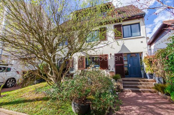 À seulement 5 minutes à pied de l’Institut Saint-Pierre, dans un quartier très recherché à Yerres, cette maison familiale d’environ 150 m² habitables est édifiée sur un terrain clos et arboré de 431 m², à proximité immédiate des commerces et des transports.

En excellent état général et parfaitement entretenue, elle offre des volumes confortables pour une famille et une belle luminosité grâce à son exposition traversante Est/Ouest.

Elle se compose au rez-de-chaussée d’une entrée avec rangements, d’une cuisine récente aménagée et équipée Schmidt , d’un double séjour traversant avec cheminée, lumineux et convivial, d’un bureau idéal pour le télétravail, pouvant devenir une pièce d'eau si besoin, d’un WC indépendant ainsi que d’un cellier / buanderie.

À l’étage, vous trouverez trois belles chambres, un grand dressing pouvant facilement être transformé en quatrième chambre sur ce niveau, , une salle de bains avec WC, une salle d’eau ainsi que de nombreux rangements.

Les combles sont aménagés en un bel espace polyvalent (salle de jeux, atelier, espace détente), offrant également un réel potentiel d’évolution, notamment pour la création d’une suite parentale.

À l’extérieur, le jardin clos et arboré, bien entretenu, propose plusieurs espaces de vie avec deux terrasses idéalement exposées, propices aux moments de détente en famille ou entre amis.

Un garage traversant permettant de stationner deux véhicules, avec espace atelier et rangements, complète ce bien.

Équipements : chaudière gaz récente, double vitrage aluminium, fibre optique.

DPE : D
Situation idéale pour une vie de famille : écoles, commerces et transports accessibles rapidement, avec la forêt de Sénart à seulement 500 mètres.

Visite virtuelle disponible après premier échange par téléphone. 
Je suis disponible 7/7
