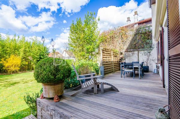 À seulement 5 minutes à pied de l’Institut Saint-Pierre, dans un quartier très recherché à Yerres, cette maison familiale d’environ 150 m² habitables est édifiée sur un terrain clos et arboré de 431 m², à proximité immédiate des commerces et des transports.

En excellent état général et parfaitement entretenue, elle offre des volumes confortables pour une famille et une belle luminosité grâce à son exposition traversante Est/Ouest.

Elle se compose au rez-de-chaussée d’une entrée avec rangements, d’une cuisine récente aménagée et équipée Schmidt , d’un double séjour traversant avec cheminée, lumineux et convivial, d’un bureau idéal pour le télétravail, pouvant devenir une pièce d'eau si besoin, d’un WC indépendant ainsi que d’un cellier / buanderie.

À l’étage, vous trouverez trois belles chambres, un grand dressing pouvant facilement être transformé en quatrième chambre sur ce niveau, , une salle de bains avec WC, une salle d’eau ainsi que de nombreux rangements.

Les combles sont aménagés en un bel espace polyvalent (salle de jeux, atelier, espace détente), offrant également un réel potentiel d’évolution, notamment pour la création d’une suite parentale.

À l’extérieur, le jardin clos et arboré, bien entretenu, propose plusieurs espaces de vie avec deux terrasses idéalement exposées, propices aux moments de détente en famille ou entre amis.

Un garage traversant permettant de stationner deux véhicules, avec espace atelier et rangements, complète ce bien.

Équipements : chaudière gaz récente, double vitrage aluminium, fibre optique.

DPE : D
Situation idéale pour une vie de famille : écoles, commerces et transports accessibles rapidement, avec la forêt de Sénart à seulement 500 mètres.

Visite virtuelle disponible après premier échange par téléphone. 
Je suis disponible 7/7