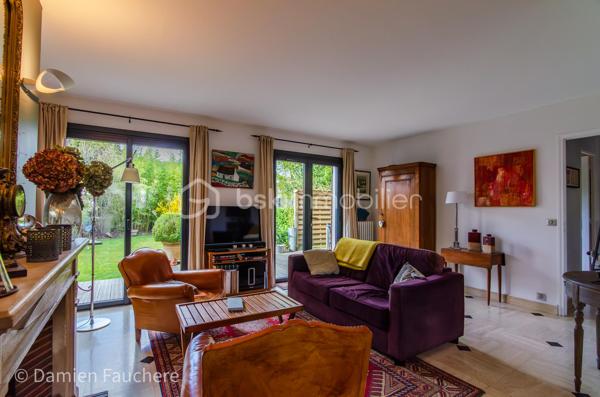 À seulement 5 minutes à pied de l’Institut Saint-Pierre, dans un quartier très recherché à Yerres, cette maison familiale d’environ 150 m² habitables est édifiée sur un terrain clos et arboré de 431 m², à proximité immédiate des commerces et des transports.

En excellent état général et parfaitement entretenue, elle offre des volumes confortables pour une famille et une belle luminosité grâce à son exposition traversante Est/Ouest.

Elle se compose au rez-de-chaussée d’une entrée avec rangements, d’une cuisine récente aménagée et équipée Schmidt , d’un double séjour traversant avec cheminée, lumineux et convivial, d’un bureau idéal pour le télétravail, pouvant devenir une pièce d'eau si besoin, d’un WC indépendant ainsi que d’un cellier / buanderie.

À l’étage, vous trouverez trois belles chambres, un grand dressing pouvant facilement être transformé en quatrième chambre sur ce niveau, , une salle de bains avec WC, une salle d’eau ainsi que de nombreux rangements.

Les combles sont aménagés en un bel espace polyvalent (salle de jeux, atelier, espace détente), offrant également un réel potentiel d’évolution, notamment pour la création d’une suite parentale.

À l’extérieur, le jardin clos et arboré, bien entretenu, propose plusieurs espaces de vie avec deux terrasses idéalement exposées, propices aux moments de détente en famille ou entre amis.

Un garage traversant permettant de stationner deux véhicules, avec espace atelier et rangements, complète ce bien.

Équipements : chaudière gaz récente, double vitrage aluminium, fibre optique.

DPE : D
Situation idéale pour une vie de famille : écoles, commerces et transports accessibles rapidement, avec la forêt de Sénart à seulement 500 mètres.

Visite virtuelle disponible après premier échange par téléphone. 
Je suis disponible 7/7