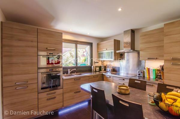 À seulement 5 minutes à pied de l’Institut Saint-Pierre, dans un quartier très recherché à Yerres, cette maison familiale d’environ 150 m² habitables est édifiée sur un terrain clos et arboré de 431 m², à proximité immédiate des commerces et des transports.

En excellent état général et parfaitement entretenue, elle offre des volumes confortables pour une famille et une belle luminosité grâce à son exposition traversante Est/Ouest.

Elle se compose au rez-de-chaussée d’une entrée avec rangements, d’une cuisine récente aménagée et équipée Schmidt , d’un double séjour traversant avec cheminée, lumineux et convivial, d’un bureau idéal pour le télétravail, pouvant devenir une pièce d'eau si besoin, d’un WC indépendant ainsi que d’un cellier / buanderie.

À l’étage, vous trouverez trois belles chambres, un grand dressing pouvant facilement être transformé en quatrième chambre sur ce niveau, , une salle de bains avec WC, une salle d’eau ainsi que de nombreux rangements.

Les combles sont aménagés en un bel espace polyvalent (salle de jeux, atelier, espace détente), offrant également un réel potentiel d’évolution, notamment pour la création d’une suite parentale.

À l’extérieur, le jardin clos et arboré, bien entretenu, propose plusieurs espaces de vie avec deux terrasses idéalement exposées, propices aux moments de détente en famille ou entre amis.

Un garage traversant permettant de stationner deux véhicules, avec espace atelier et rangements, complète ce bien.

Équipements : chaudière gaz récente, double vitrage aluminium, fibre optique.

DPE : D
Situation idéale pour une vie de famille : écoles, commerces et transports accessibles rapidement, avec la forêt de Sénart à seulement 500 mètres.

Visite virtuelle disponible après premier échange par téléphone. 
Je suis disponible 7/7
