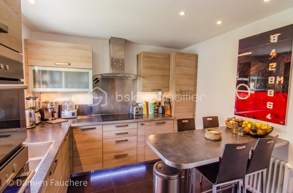 À seulement 5 minutes à pied de l’Institut Saint-Pierre, dans un quartier très recherché à Yerres, cette maison familiale d’environ 150 m² habitables est édifiée sur un terrain clos et arboré de 431 m², à proximité immédiate des commerces et des transports.

En excellent état général et parfaitement entretenue, elle offre des volumes confortables pour une famille et une belle luminosité grâce à son exposition traversante Est/Ouest.

Elle se compose au rez-de-chaussée d’une entrée avec rangements, d’une cuisine récente aménagée et équipée Schmidt , d’un double séjour traversant avec cheminée, lumineux et convivial, d’un bureau idéal pour le télétravail, pouvant devenir une pièce d'eau si besoin, d’un WC indépendant ainsi que d’un cellier / buanderie.

À l’étage, vous trouverez trois belles chambres, un grand dressing pouvant facilement être transformé en quatrième chambre sur ce niveau, , une salle de bains avec WC, une salle d’eau ainsi que de nombreux rangements.

Les combles sont aménagés en un bel espace polyvalent (salle de jeux, atelier, espace détente), offrant également un réel potentiel d’évolution, notamment pour la création d’une suite parentale.

À l’extérieur, le jardin clos et arboré, bien entretenu, propose plusieurs espaces de vie avec deux terrasses idéalement exposées, propices aux moments de détente en famille ou entre amis.

Un garage traversant permettant de stationner deux véhicules, avec espace atelier et rangements, complète ce bien.

Équipements : chaudière gaz récente, double vitrage aluminium, fibre optique.

DPE : D
Situation idéale pour une vie de famille : écoles, commerces et transports accessibles rapidement, avec la forêt de Sénart à seulement 500 mètres.

Visite virtuelle disponible après premier échange par téléphone. 
Je suis disponible 7/7