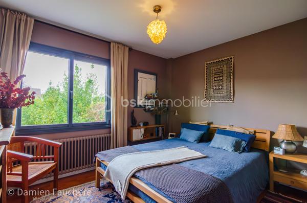 À seulement 5 minutes à pied de l’Institut Saint-Pierre, dans un quartier très recherché à Yerres, cette maison familiale d’environ 150 m² habitables est édifiée sur un terrain clos et arboré de 431 m², à proximité immédiate des commerces et des transports.

En excellent état général et parfaitement entretenue, elle offre des volumes confortables pour une famille et une belle luminosité grâce à son exposition traversante Est/Ouest.

Elle se compose au rez-de-chaussée d’une entrée avec rangements, d’une cuisine récente aménagée et équipée Schmidt , d’un double séjour traversant avec cheminée, lumineux et convivial, d’un bureau idéal pour le télétravail, pouvant devenir une pièce d'eau si besoin, d’un WC indépendant ainsi que d’un cellier / buanderie.

À l’étage, vous trouverez trois belles chambres, un grand dressing pouvant facilement être transformé en quatrième chambre sur ce niveau, , une salle de bains avec WC, une salle d’eau ainsi que de nombreux rangements.

Les combles sont aménagés en un bel espace polyvalent (salle de jeux, atelier, espace détente), offrant également un réel potentiel d’évolution, notamment pour la création d’une suite parentale.

À l’extérieur, le jardin clos et arboré, bien entretenu, propose plusieurs espaces de vie avec deux terrasses idéalement exposées, propices aux moments de détente en famille ou entre amis.

Un garage traversant permettant de stationner deux véhicules, avec espace atelier et rangements, complète ce bien.

Équipements : chaudière gaz récente, double vitrage aluminium, fibre optique.

DPE : D
Situation idéale pour une vie de famille : écoles, commerces et transports accessibles rapidement, avec la forêt de Sénart à seulement 500 mètres.

Visite virtuelle disponible après premier échange par téléphone. 
Je suis disponible 7/7