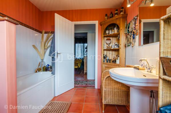 À seulement 5 minutes à pied de l’Institut Saint-Pierre, dans un quartier très recherché à Yerres, cette maison familiale d’environ 150 m² habitables est édifiée sur un terrain clos et arboré de 431 m², à proximité immédiate des commerces et des transports.

En excellent état général et parfaitement entretenue, elle offre des volumes confortables pour une famille et une belle luminosité grâce à son exposition traversante Est/Ouest.

Elle se compose au rez-de-chaussée d’une entrée avec rangements, d’une cuisine récente aménagée et équipée Schmidt , d’un double séjour traversant avec cheminée, lumineux et convivial, d’un bureau idéal pour le télétravail, pouvant devenir une pièce d'eau si besoin, d’un WC indépendant ainsi que d’un cellier / buanderie.

À l’étage, vous trouverez trois belles chambres, un grand dressing pouvant facilement être transformé en quatrième chambre sur ce niveau, , une salle de bains avec WC, une salle d’eau ainsi que de nombreux rangements.

Les combles sont aménagés en un bel espace polyvalent (salle de jeux, atelier, espace détente), offrant également un réel potentiel d’évolution, notamment pour la création d’une suite parentale.

À l’extérieur, le jardin clos et arboré, bien entretenu, propose plusieurs espaces de vie avec deux terrasses idéalement exposées, propices aux moments de détente en famille ou entre amis.

Un garage traversant permettant de stationner deux véhicules, avec espace atelier et rangements, complète ce bien.

Équipements : chaudière gaz récente, double vitrage aluminium, fibre optique.

DPE : D
Situation idéale pour une vie de famille : écoles, commerces et transports accessibles rapidement, avec la forêt de Sénart à seulement 500 mètres.

Visite virtuelle disponible après premier échange par téléphone. 
Je suis disponible 7/7