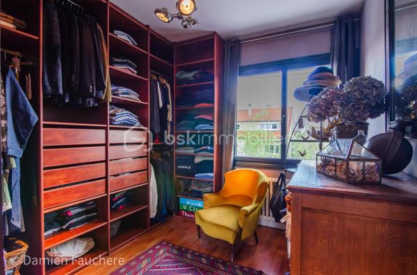 À seulement 5 minutes à pied de l’Institut Saint-Pierre, dans un quartier très recherché à Yerres, cette maison familiale d’environ 150 m² habitables est édifiée sur un terrain clos et arboré de 431 m², à proximité immédiate des commerces et des transports.

En excellent état général et parfaitement entretenue, elle offre des volumes confortables pour une famille et une belle luminosité grâce à son exposition traversante Est/Ouest.

Elle se compose au rez-de-chaussée d’une entrée avec rangements, d’une cuisine récente aménagée et équipée Schmidt , d’un double séjour traversant avec cheminée, lumineux et convivial, d’un bureau idéal pour le télétravail, pouvant devenir une pièce d'eau si besoin, d’un WC indépendant ainsi que d’un cellier / buanderie.

À l’étage, vous trouverez trois belles chambres, un grand dressing pouvant facilement être transformé en quatrième chambre sur ce niveau, , une salle de bains avec WC, une salle d’eau ainsi que de nombreux rangements.

Les combles sont aménagés en un bel espace polyvalent (salle de jeux, atelier, espace détente), offrant également un réel potentiel d’évolution, notamment pour la création d’une suite parentale.

À l’extérieur, le jardin clos et arboré, bien entretenu, propose plusieurs espaces de vie avec deux terrasses idéalement exposées, propices aux moments de détente en famille ou entre amis.

Un garage traversant permettant de stationner deux véhicules, avec espace atelier et rangements, complète ce bien.

Équipements : chaudière gaz récente, double vitrage aluminium, fibre optique.

DPE : D
Situation idéale pour une vie de famille : écoles, commerces et transports accessibles rapidement, avec la forêt de Sénart à seulement 500 mètres.

Visite virtuelle disponible après premier échange par téléphone. 
Je suis disponible 7/7