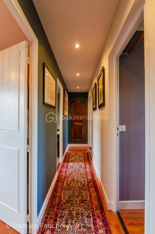 À seulement 5 minutes à pied de l’Institut Saint-Pierre, dans un quartier très recherché à Yerres, cette maison familiale d’environ 150 m² habitables est édifiée sur un terrain clos et arboré de 431 m², à proximité immédiate des commerces et des transports.

En excellent état général et parfaitement entretenue, elle offre des volumes confortables pour une famille et une belle luminosité grâce à son exposition traversante Est/Ouest.

Elle se compose au rez-de-chaussée d’une entrée avec rangements, d’une cuisine récente aménagée et équipée Schmidt , d’un double séjour traversant avec cheminée, lumineux et convivial, d’un bureau idéal pour le télétravail, pouvant devenir une pièce d'eau si besoin, d’un WC indépendant ainsi que d’un cellier / buanderie.

À l’étage, vous trouverez trois belles chambres, un grand dressing pouvant facilement être transformé en quatrième chambre sur ce niveau, , une salle de bains avec WC, une salle d’eau ainsi que de nombreux rangements.

Les combles sont aménagés en un bel espace polyvalent (salle de jeux, atelier, espace détente), offrant également un réel potentiel d’évolution, notamment pour la création d’une suite parentale.

À l’extérieur, le jardin clos et arboré, bien entretenu, propose plusieurs espaces de vie avec deux terrasses idéalement exposées, propices aux moments de détente en famille ou entre amis.

Un garage traversant permettant de stationner deux véhicules, avec espace atelier et rangements, complète ce bien.

Équipements : chaudière gaz récente, double vitrage aluminium, fibre optique.

DPE : D
Situation idéale pour une vie de famille : écoles, commerces et transports accessibles rapidement, avec la forêt de Sénart à seulement 500 mètres.

Visite virtuelle disponible après premier échange par téléphone. 
Je suis disponible 7/7