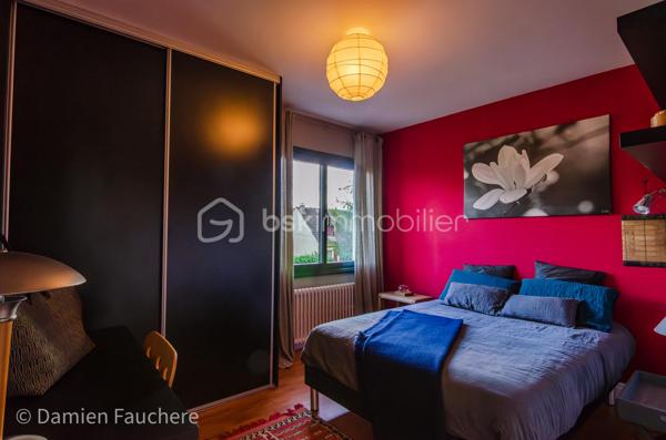 À seulement 5 minutes à pied de l’Institut Saint-Pierre, dans un quartier très recherché à Yerres, cette maison familiale d’environ 150 m² habitables est édifiée sur un terrain clos et arboré de 431 m², à proximité immédiate des commerces et des transports.

En excellent état général et parfaitement entretenue, elle offre des volumes confortables pour une famille et une belle luminosité grâce à son exposition traversante Est/Ouest.

Elle se compose au rez-de-chaussée d’une entrée avec rangements, d’une cuisine récente aménagée et équipée Schmidt , d’un double séjour traversant avec cheminée, lumineux et convivial, d’un bureau idéal pour le télétravail, pouvant devenir une pièce d'eau si besoin, d’un WC indépendant ainsi que d’un cellier / buanderie.

À l’étage, vous trouverez trois belles chambres, un grand dressing pouvant facilement être transformé en quatrième chambre sur ce niveau, , une salle de bains avec WC, une salle d’eau ainsi que de nombreux rangements.

Les combles sont aménagés en un bel espace polyvalent (salle de jeux, atelier, espace détente), offrant également un réel potentiel d’évolution, notamment pour la création d’une suite parentale.

À l’extérieur, le jardin clos et arboré, bien entretenu, propose plusieurs espaces de vie avec deux terrasses idéalement exposées, propices aux moments de détente en famille ou entre amis.

Un garage traversant permettant de stationner deux véhicules, avec espace atelier et rangements, complète ce bien.

Équipements : chaudière gaz récente, double vitrage aluminium, fibre optique.

DPE : D
Situation idéale pour une vie de famille : écoles, commerces et transports accessibles rapidement, avec la forêt de Sénart à seulement 500 mètres.

Visite virtuelle disponible après premier échange par téléphone. 
Je suis disponible 7/7