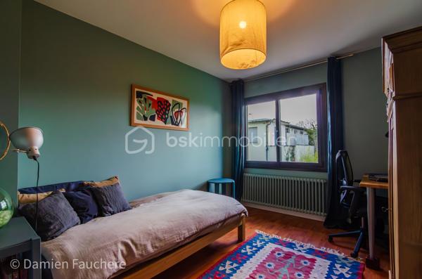 À seulement 5 minutes à pied de l’Institut Saint-Pierre, dans un quartier très recherché à Yerres, cette maison familiale d’environ 150 m² habitables est édifiée sur un terrain clos et arboré de 431 m², à proximité immédiate des commerces et des transports.

En excellent état général et parfaitement entretenue, elle offre des volumes confortables pour une famille et une belle luminosité grâce à son exposition traversante Est/Ouest.

Elle se compose au rez-de-chaussée d’une entrée avec rangements, d’une cuisine récente aménagée et équipée Schmidt , d’un double séjour traversant avec cheminée, lumineux et convivial, d’un bureau idéal pour le télétravail, pouvant devenir une pièce d'eau si besoin, d’un WC indépendant ainsi que d’un cellier / buanderie.

À l’étage, vous trouverez trois belles chambres, un grand dressing pouvant facilement être transformé en quatrième chambre sur ce niveau, , une salle de bains avec WC, une salle d’eau ainsi que de nombreux rangements.

Les combles sont aménagés en un bel espace polyvalent (salle de jeux, atelier, espace détente), offrant également un réel potentiel d’évolution, notamment pour la création d’une suite parentale.

À l’extérieur, le jardin clos et arboré, bien entretenu, propose plusieurs espaces de vie avec deux terrasses idéalement exposées, propices aux moments de détente en famille ou entre amis.

Un garage traversant permettant de stationner deux véhicules, avec espace atelier et rangements, complète ce bien.

Équipements : chaudière gaz récente, double vitrage aluminium, fibre optique.

DPE : D
Situation idéale pour une vie de famille : écoles, commerces et transports accessibles rapidement, avec la forêt de Sénart à seulement 500 mètres.

Visite virtuelle disponible après premier échange par téléphone. 
Je suis disponible 7/7