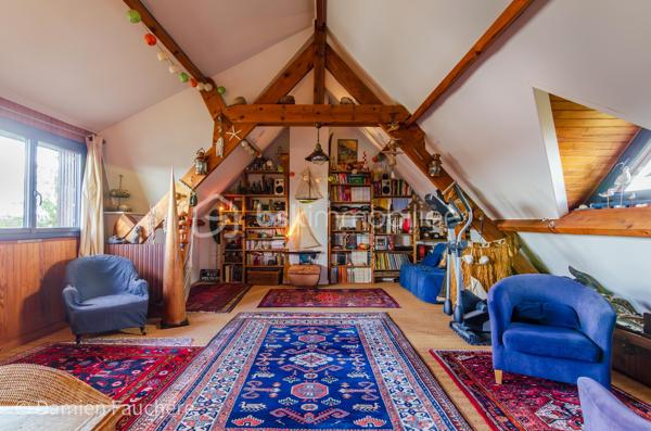 À seulement 5 minutes à pied de l’Institut Saint-Pierre, dans un quartier très recherché à Yerres, cette maison familiale d’environ 150 m² habitables est édifiée sur un terrain clos et arboré de 431 m², à proximité immédiate des commerces et des transports.

En excellent état général et parfaitement entretenue, elle offre des volumes confortables pour une famille et une belle luminosité grâce à son exposition traversante Est/Ouest.

Elle se compose au rez-de-chaussée d’une entrée avec rangements, d’une cuisine récente aménagée et équipée Schmidt , d’un double séjour traversant avec cheminée, lumineux et convivial, d’un bureau idéal pour le télétravail, pouvant devenir une pièce d'eau si besoin, d’un WC indépendant ainsi que d’un cellier / buanderie.

À l’étage, vous trouverez trois belles chambres, un grand dressing pouvant facilement être transformé en quatrième chambre sur ce niveau, , une salle de bains avec WC, une salle d’eau ainsi que de nombreux rangements.

Les combles sont aménagés en un bel espace polyvalent (salle de jeux, atelier, espace détente), offrant également un réel potentiel d’évolution, notamment pour la création d’une suite parentale.

À l’extérieur, le jardin clos et arboré, bien entretenu, propose plusieurs espaces de vie avec deux terrasses idéalement exposées, propices aux moments de détente en famille ou entre amis.

Un garage traversant permettant de stationner deux véhicules, avec espace atelier et rangements, complète ce bien.

Équipements : chaudière gaz récente, double vitrage aluminium, fibre optique.

DPE : D
Situation idéale pour une vie de famille : écoles, commerces et transports accessibles rapidement, avec la forêt de Sénart à seulement 500 mètres.

Visite virtuelle disponible après premier échange par téléphone. 
Je suis disponible 7/7