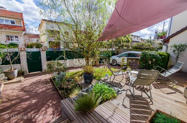 À seulement 5 minutes à pied de l’Institut Saint-Pierre, dans un quartier très recherché à Yerres, cette maison familiale d’environ 150 m² habitables est édifiée sur un terrain clos et arboré de 431 m², à proximité immédiate des commerces et des transports.

En excellent état général et parfaitement entretenue, elle offre des volumes confortables pour une famille et une belle luminosité grâce à son exposition traversante Est/Ouest.

Elle se compose au rez-de-chaussée d’une entrée avec rangements, d’une cuisine récente aménagée et équipée Schmidt , d’un double séjour traversant avec cheminée, lumineux et convivial, d’un bureau idéal pour le télétravail, pouvant devenir une pièce d'eau si besoin, d’un WC indépendant ainsi que d’un cellier / buanderie.

À l’étage, vous trouverez trois belles chambres, un grand dressing pouvant facilement être transformé en quatrième chambre sur ce niveau, , une salle de bains avec WC, une salle d’eau ainsi que de nombreux rangements.

Les combles sont aménagés en un bel espace polyvalent (salle de jeux, atelier, espace détente), offrant également un réel potentiel d’évolution, notamment pour la création d’une suite parentale.

À l’extérieur, le jardin clos et arboré, bien entretenu, propose plusieurs espaces de vie avec deux terrasses idéalement exposées, propices aux moments de détente en famille ou entre amis.

Un garage traversant permettant de stationner deux véhicules, avec espace atelier et rangements, complète ce bien.

Équipements : chaudière gaz récente, double vitrage aluminium, fibre optique.

DPE : D
Situation idéale pour une vie de famille : écoles, commerces et transports accessibles rapidement, avec la forêt de Sénart à seulement 500 mètres.

Visite virtuelle disponible après premier échange par téléphone. 
Je suis disponible 7/7