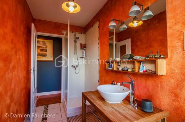 À seulement 5 minutes à pied de l’Institut Saint-Pierre, dans un quartier très recherché à Yerres, cette maison familiale d’environ 150 m² habitables est édifiée sur un terrain clos et arboré de 431 m², à proximité immédiate des commerces et des transports.

En excellent état général et parfaitement entretenue, elle offre des volumes confortables pour une famille et une belle luminosité grâce à son exposition traversante Est/Ouest.

Elle se compose au rez-de-chaussée d’une entrée avec rangements, d’une cuisine récente aménagée et équipée Schmidt , d’un double séjour traversant avec cheminée, lumineux et convivial, d’un bureau idéal pour le télétravail, pouvant devenir une pièce d'eau si besoin, d’un WC indépendant ainsi que d’un cellier / buanderie.

À l’étage, vous trouverez trois belles chambres, un grand dressing pouvant facilement être transformé en quatrième chambre sur ce niveau, , une salle de bains avec WC, une salle d’eau ainsi que de nombreux rangements.

Les combles sont aménagés en un bel espace polyvalent (salle de jeux, atelier, espace détente), offrant également un réel potentiel d’évolution, notamment pour la création d’une suite parentale.

À l’extérieur, le jardin clos et arboré, bien entretenu, propose plusieurs espaces de vie avec deux terrasses idéalement exposées, propices aux moments de détente en famille ou entre amis.

Un garage traversant permettant de stationner deux véhicules, avec espace atelier et rangements, complète ce bien.

Équipements : chaudière gaz récente, double vitrage aluminium, fibre optique.

DPE : D
Situation idéale pour une vie de famille : écoles, commerces et transports accessibles rapidement, avec la forêt de Sénart à seulement 500 mètres.

Visite virtuelle disponible après premier échange par téléphone. 
Je suis disponible 7/7