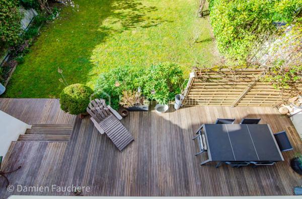 À seulement 5 minutes à pied de l’Institut Saint-Pierre, dans un quartier très recherché à Yerres, cette maison familiale d’environ 150 m² habitables est édifiée sur un terrain clos et arboré de 431 m², à proximité immédiate des commerces et des transports.

En excellent état général et parfaitement entretenue, elle offre des volumes confortables pour une famille et une belle luminosité grâce à son exposition traversante Est/Ouest.

Elle se compose au rez-de-chaussée d’une entrée avec rangements, d’une cuisine récente aménagée et équipée Schmidt , d’un double séjour traversant avec cheminée, lumineux et convivial, d’un bureau idéal pour le télétravail, pouvant devenir une pièce d'eau si besoin, d’un WC indépendant ainsi que d’un cellier / buanderie.

À l’étage, vous trouverez trois belles chambres, un grand dressing pouvant facilement être transformé en quatrième chambre sur ce niveau, , une salle de bains avec WC, une salle d’eau ainsi que de nombreux rangements.

Les combles sont aménagés en un bel espace polyvalent (salle de jeux, atelier, espace détente), offrant également un réel potentiel d’évolution, notamment pour la création d’une suite parentale.

À l’extérieur, le jardin clos et arboré, bien entretenu, propose plusieurs espaces de vie avec deux terrasses idéalement exposées, propices aux moments de détente en famille ou entre amis.

Un garage traversant permettant de stationner deux véhicules, avec espace atelier et rangements, complète ce bien.

Équipements : chaudière gaz récente, double vitrage aluminium, fibre optique.

DPE : D
Situation idéale pour une vie de famille : écoles, commerces et transports accessibles rapidement, avec la forêt de Sénart à seulement 500 mètres.

Visite virtuelle disponible après premier échange par téléphone. 
Je suis disponible 7/7
