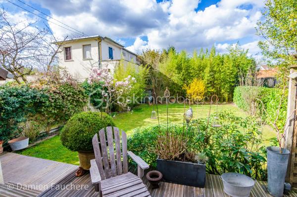 À seulement 5 minutes à pied de l’Institut Saint-Pierre, dans un quartier très recherché à Yerres, cette maison familiale d’environ 150 m² habitables est édifiée sur un terrain clos et arboré de 431 m², à proximité immédiate des commerces et des transports.

En excellent état général et parfaitement entretenue, elle offre des volumes confortables pour une famille et une belle luminosité grâce à son exposition traversante Est/Ouest.

Elle se compose au rez-de-chaussée d’une entrée avec rangements, d’une cuisine récente aménagée et équipée Schmidt , d’un double séjour traversant avec cheminée, lumineux et convivial, d’un bureau idéal pour le télétravail, pouvant devenir une pièce d'eau si besoin, d’un WC indépendant ainsi que d’un cellier / buanderie.

À l’étage, vous trouverez trois belles chambres, un grand dressing pouvant facilement être transformé en quatrième chambre sur ce niveau, , une salle de bains avec WC, une salle d’eau ainsi que de nombreux rangements.

Les combles sont aménagés en un bel espace polyvalent (salle de jeux, atelier, espace détente), offrant également un réel potentiel d’évolution, notamment pour la création d’une suite parentale.

À l’extérieur, le jardin clos et arboré, bien entretenu, propose plusieurs espaces de vie avec deux terrasses idéalement exposées, propices aux moments de détente en famille ou entre amis.

Un garage traversant permettant de stationner deux véhicules, avec espace atelier et rangements, complète ce bien.

Équipements : chaudière gaz récente, double vitrage aluminium, fibre optique.

DPE : D
Situation idéale pour une vie de famille : écoles, commerces et transports accessibles rapidement, avec la forêt de Sénart à seulement 500 mètres.

Visite virtuelle disponible après premier échange par téléphone. 
Je suis disponible 7/7