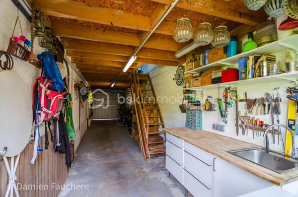 À seulement 5 minutes à pied de l’Institut Saint-Pierre, dans un quartier très recherché à Yerres, cette maison familiale d’environ 150 m² habitables est édifiée sur un terrain clos et arboré de 431 m², à proximité immédiate des commerces et des transports.

En excellent état général et parfaitement entretenue, elle offre des volumes confortables pour une famille et une belle luminosité grâce à son exposition traversante Est/Ouest.

Elle se compose au rez-de-chaussée d’une entrée avec rangements, d’une cuisine récente aménagée et équipée Schmidt , d’un double séjour traversant avec cheminée, lumineux et convivial, d’un bureau idéal pour le télétravail, pouvant devenir une pièce d'eau si besoin, d’un WC indépendant ainsi que d’un cellier / buanderie.

À l’étage, vous trouverez trois belles chambres, un grand dressing pouvant facilement être transformé en quatrième chambre sur ce niveau, , une salle de bains avec WC, une salle d’eau ainsi que de nombreux rangements.

Les combles sont aménagés en un bel espace polyvalent (salle de jeux, atelier, espace détente), offrant également un réel potentiel d’évolution, notamment pour la création d’une suite parentale.

À l’extérieur, le jardin clos et arboré, bien entretenu, propose plusieurs espaces de vie avec deux terrasses idéalement exposées, propices aux moments de détente en famille ou entre amis.

Un garage traversant permettant de stationner deux véhicules, avec espace atelier et rangements, complète ce bien.

Équipements : chaudière gaz récente, double vitrage aluminium, fibre optique.

DPE : D
Situation idéale pour une vie de famille : écoles, commerces et transports accessibles rapidement, avec la forêt de Sénart à seulement 500 mètres.

Visite virtuelle disponible après premier échange par téléphone. 
Je suis disponible 7/7