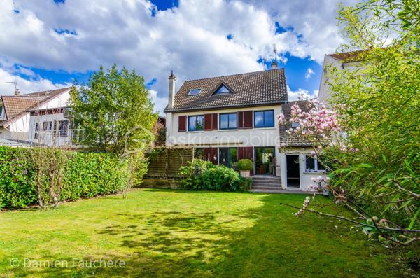 À seulement 5 minutes à pied de l’Institut Saint-Pierre, dans un quartier très recherché à Yerres, cette maison familiale d’environ 150 m² habitables est édifiée sur un terrain clos et arboré de 431 m², à proximité immédiate des commerces et des transports.

En excellent état général et parfaitement entretenue, elle offre des volumes confortables pour une famille et une belle luminosité grâce à son exposition traversante Est/Ouest.

Elle se compose au rez-de-chaussée d’une entrée avec rangements, d’une cuisine récente aménagée et équipée Schmidt , d’un double séjour traversant avec cheminée, lumineux et convivial, d’un bureau idéal pour le télétravail, pouvant devenir une pièce d'eau si besoin, d’un WC indépendant ainsi que d’un cellier / buanderie.

À l’étage, vous trouverez trois belles chambres, un grand dressing pouvant facilement être transformé en quatrième chambre sur ce niveau, , une salle de bains avec WC, une salle d’eau ainsi que de nombreux rangements.

Les combles sont aménagés en un bel espace polyvalent (salle de jeux, atelier, espace détente), offrant également un réel potentiel d’évolution, notamment pour la création d’une suite parentale.

À l’extérieur, le jardin clos et arboré, bien entretenu, propose plusieurs espaces de vie avec deux terrasses idéalement exposées, propices aux moments de détente en famille ou entre amis.

Un garage traversant permettant de stationner deux véhicules, avec espace atelier et rangements, complète ce bien.

Équipements : chaudière gaz récente, double vitrage aluminium, fibre optique.

DPE : D
Situation idéale pour une vie de famille : écoles, commerces et transports accessibles rapidement, avec la forêt de Sénart à seulement 500 mètres.

Visite virtuelle disponible après premier échange par téléphone. 
Je suis disponible 7/7
