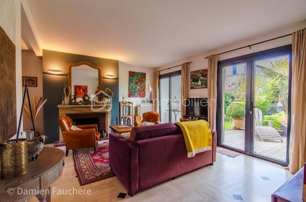 À seulement 5 minutes à pied de l’Institut Saint-Pierre, dans un quartier très recherché à Yerres, cette maison familiale d’environ 150 m² habitables est édifiée sur un terrain clos et arboré de 431 m², à proximité immédiate des commerces et des transports.

En excellent état général et parfaitement entretenue, elle offre des volumes confortables pour une famille et une belle luminosité grâce à son exposition traversante Est/Ouest.

Elle se compose au rez-de-chaussée d’une entrée avec rangements, d’une cuisine récente aménagée et équipée Schmidt , d’un double séjour traversant avec cheminée, lumineux et convivial, d’un bureau idéal pour le télétravail, pouvant devenir une pièce d'eau si besoin, d’un WC indépendant ainsi que d’un cellier / buanderie.

À l’étage, vous trouverez trois belles chambres, un grand dressing pouvant facilement être transformé en quatrième chambre sur ce niveau, , une salle de bains avec WC, une salle d’eau ainsi que de nombreux rangements.

Les combles sont aménagés en un bel espace polyvalent (salle de jeux, atelier, espace détente), offrant également un réel potentiel d’évolution, notamment pour la création d’une suite parentale.

À l’extérieur, le jardin clos et arboré, bien entretenu, propose plusieurs espaces de vie avec deux terrasses idéalement exposées, propices aux moments de détente en famille ou entre amis.

Un garage traversant permettant de stationner deux véhicules, avec espace atelier et rangements, complète ce bien.

Équipements : chaudière gaz récente, double vitrage aluminium, fibre optique.

DPE : D
Situation idéale pour une vie de famille : écoles, commerces et transports accessibles rapidement, avec la forêt de Sénart à seulement 500 mètres.

Visite virtuelle disponible après premier échange par téléphone. 
Je suis disponible 7/7