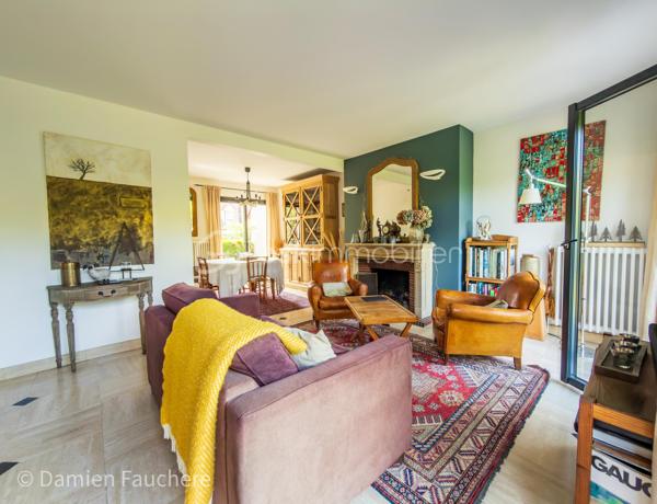 À seulement 5 minutes à pied de l’Institut Saint-Pierre, dans un quartier très recherché à Yerres, cette maison familiale d’environ 150 m² habitables est édifiée sur un terrain clos et arboré de 431 m², à proximité immédiate des commerces et des transports.

En excellent état général et parfaitement entretenue, elle offre des volumes confortables pour une famille et une belle luminosité grâce à son exposition traversante Est/Ouest.

Elle se compose au rez-de-chaussée d’une entrée avec rangements, d’une cuisine récente aménagée et équipée Schmidt , d’un double séjour traversant avec cheminée, lumineux et convivial, d’un bureau idéal pour le télétravail, pouvant devenir une pièce d'eau si besoin, d’un WC indépendant ainsi que d’un cellier / buanderie.

À l’étage, vous trouverez trois belles chambres, un grand dressing pouvant facilement être transformé en quatrième chambre sur ce niveau, , une salle de bains avec WC, une salle d’eau ainsi que de nombreux rangements.

Les combles sont aménagés en un bel espace polyvalent (salle de jeux, atelier, espace détente), offrant également un réel potentiel d’évolution, notamment pour la création d’une suite parentale.

À l’extérieur, le jardin clos et arboré, bien entretenu, propose plusieurs espaces de vie avec deux terrasses idéalement exposées, propices aux moments de détente en famille ou entre amis.

Un garage traversant permettant de stationner deux véhicules, avec espace atelier et rangements, complète ce bien.

Équipements : chaudière gaz récente, double vitrage aluminium, fibre optique.

DPE : D
Situation idéale pour une vie de famille : écoles, commerces et transports accessibles rapidement, avec la forêt de Sénart à seulement 500 mètres.

Visite virtuelle disponible après premier échange par téléphone. 
Je suis disponible 7/7