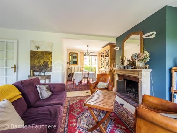 À seulement 5 minutes à pied de l’Institut Saint-Pierre, dans un quartier très recherché à Yerres, cette maison familiale d’environ 150 m² habitables est édifiée sur un terrain clos et arboré de 431 m², à proximité immédiate des commerces et des transports.

En excellent état général et parfaitement entretenue, elle offre des volumes confortables pour une famille et une belle luminosité grâce à son exposition traversante Est/Ouest.

Elle se compose au rez-de-chaussée d’une entrée avec rangements, d’une cuisine récente aménagée et équipée Schmidt , d’un double séjour traversant avec cheminée, lumineux et convivial, d’un bureau idéal pour le télétravail, pouvant devenir une pièce d'eau si besoin, d’un WC indépendant ainsi que d’un cellier / buanderie.

À l’étage, vous trouverez trois belles chambres, un grand dressing pouvant facilement être transformé en quatrième chambre sur ce niveau, , une salle de bains avec WC, une salle d’eau ainsi que de nombreux rangements.

Les combles sont aménagés en un bel espace polyvalent (salle de jeux, atelier, espace détente), offrant également un réel potentiel d’évolution, notamment pour la création d’une suite parentale.

À l’extérieur, le jardin clos et arboré, bien entretenu, propose plusieurs espaces de vie avec deux terrasses idéalement exposées, propices aux moments de détente en famille ou entre amis.

Un garage traversant permettant de stationner deux véhicules, avec espace atelier et rangements, complète ce bien.

Équipements : chaudière gaz récente, double vitrage aluminium, fibre optique.

DPE : D
Situation idéale pour une vie de famille : écoles, commerces et transports accessibles rapidement, avec la forêt de Sénart à seulement 500 mètres.

Visite virtuelle disponible après premier échange par téléphone. 
Je suis disponible 7/7