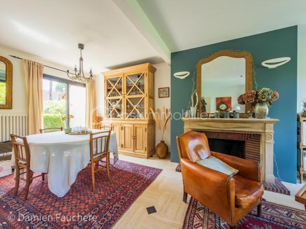 À seulement 5 minutes à pied de l’Institut Saint-Pierre, dans un quartier très recherché à Yerres, cette maison familiale d’environ 150 m² habitables est édifiée sur un terrain clos et arboré de 431 m², à proximité immédiate des commerces et des transports.

En excellent état général et parfaitement entretenue, elle offre des volumes confortables pour une famille et une belle luminosité grâce à son exposition traversante Est/Ouest.

Elle se compose au rez-de-chaussée d’une entrée avec rangements, d’une cuisine récente aménagée et équipée Schmidt , d’un double séjour traversant avec cheminée, lumineux et convivial, d’un bureau idéal pour le télétravail, pouvant devenir une pièce d'eau si besoin, d’un WC indépendant ainsi que d’un cellier / buanderie.

À l’étage, vous trouverez trois belles chambres, un grand dressing pouvant facilement être transformé en quatrième chambre sur ce niveau, , une salle de bains avec WC, une salle d’eau ainsi que de nombreux rangements.

Les combles sont aménagés en un bel espace polyvalent (salle de jeux, atelier, espace détente), offrant également un réel potentiel d’évolution, notamment pour la création d’une suite parentale.

À l’extérieur, le jardin clos et arboré, bien entretenu, propose plusieurs espaces de vie avec deux terrasses idéalement exposées, propices aux moments de détente en famille ou entre amis.

Un garage traversant permettant de stationner deux véhicules, avec espace atelier et rangements, complète ce bien.

Équipements : chaudière gaz récente, double vitrage aluminium, fibre optique.

DPE : D
Situation idéale pour une vie de famille : écoles, commerces et transports accessibles rapidement, avec la forêt de Sénart à seulement 500 mètres.

Visite virtuelle disponible après premier échange par téléphone. 
Je suis disponible 7/7
