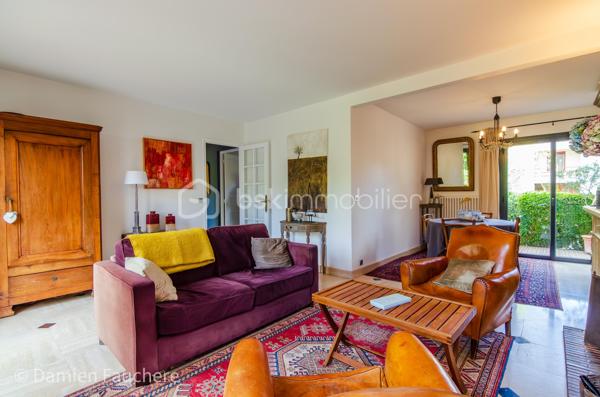 À seulement 5 minutes à pied de l’Institut Saint-Pierre, dans un quartier très recherché à Yerres, cette maison familiale d’environ 150 m² habitables est édifiée sur un terrain clos et arboré de 431 m², à proximité immédiate des commerces et des transports.

En excellent état général et parfaitement entretenue, elle offre des volumes confortables pour une famille et une belle luminosité grâce à son exposition traversante Est/Ouest.

Elle se compose au rez-de-chaussée d’une entrée avec rangements, d’une cuisine récente aménagée et équipée Schmidt , d’un double séjour traversant avec cheminée, lumineux et convivial, d’un bureau idéal pour le télétravail, pouvant devenir une pièce d'eau si besoin, d’un WC indépendant ainsi que d’un cellier / buanderie.

À l’étage, vous trouverez trois belles chambres, un grand dressing pouvant facilement être transformé en quatrième chambre sur ce niveau, , une salle de bains avec WC, une salle d’eau ainsi que de nombreux rangements.

Les combles sont aménagés en un bel espace polyvalent (salle de jeux, atelier, espace détente), offrant également un réel potentiel d’évolution, notamment pour la création d’une suite parentale.

À l’extérieur, le jardin clos et arboré, bien entretenu, propose plusieurs espaces de vie avec deux terrasses idéalement exposées, propices aux moments de détente en famille ou entre amis.

Un garage traversant permettant de stationner deux véhicules, avec espace atelier et rangements, complète ce bien.

Équipements : chaudière gaz récente, double vitrage aluminium, fibre optique.

DPE : D
Situation idéale pour une vie de famille : écoles, commerces et transports accessibles rapidement, avec la forêt de Sénart à seulement 500 mètres.

Visite virtuelle disponible après premier échange par téléphone. 
Je suis disponible 7/7