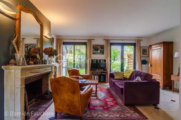 À seulement 5 minutes à pied de l’Institut Saint-Pierre, dans un quartier très recherché à Yerres, cette maison familiale d’environ 150 m² habitables est édifiée sur un terrain clos et arboré de 431 m², à proximité immédiate des commerces et des transports.

En excellent état général et parfaitement entretenue, elle offre des volumes confortables pour une famille et une belle luminosité grâce à son exposition traversante Est/Ouest.

Elle se compose au rez-de-chaussée d’une entrée avec rangements, d’une cuisine récente aménagée et équipée Schmidt , d’un double séjour traversant avec cheminée, lumineux et convivial, d’un bureau idéal pour le télétravail, pouvant devenir une pièce d'eau si besoin, d’un WC indépendant ainsi que d’un cellier / buanderie.

À l’étage, vous trouverez trois belles chambres, un grand dressing pouvant facilement être transformé en quatrième chambre sur ce niveau, , une salle de bains avec WC, une salle d’eau ainsi que de nombreux rangements.

Les combles sont aménagés en un bel espace polyvalent (salle de jeux, atelier, espace détente), offrant également un réel potentiel d’évolution, notamment pour la création d’une suite parentale.

À l’extérieur, le jardin clos et arboré, bien entretenu, propose plusieurs espaces de vie avec deux terrasses idéalement exposées, propices aux moments de détente en famille ou entre amis.

Un garage traversant permettant de stationner deux véhicules, avec espace atelier et rangements, complète ce bien.

Équipements : chaudière gaz récente, double vitrage aluminium, fibre optique.

DPE : D
Situation idéale pour une vie de famille : écoles, commerces et transports accessibles rapidement, avec la forêt de Sénart à seulement 500 mètres.

Visite virtuelle disponible après premier échange par téléphone. 
Je suis disponible 7/7