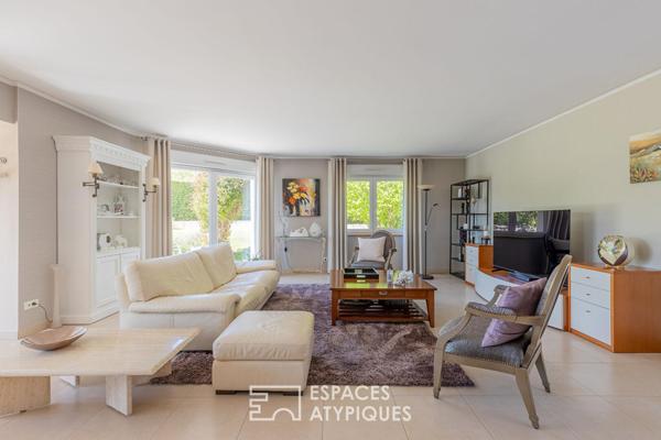 Maison contemporaine et son jardin ouvert sur la campagne