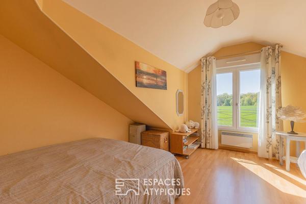 Maison contemporaine et son jardin ouvert sur la campagne
