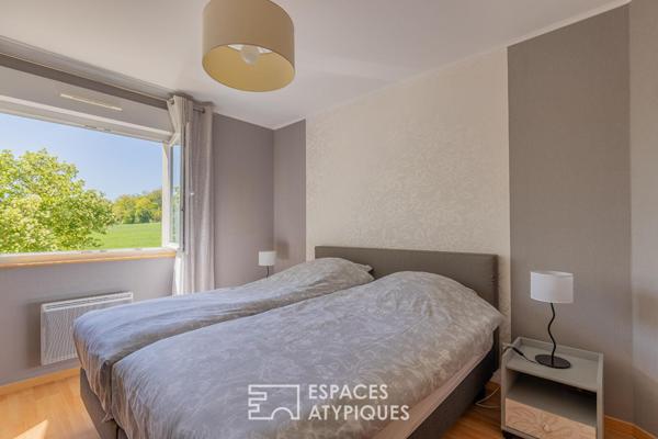 Maison contemporaine et son jardin ouvert sur la campagne