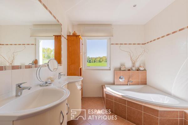 Maison contemporaine et son jardin ouvert sur la campagne
