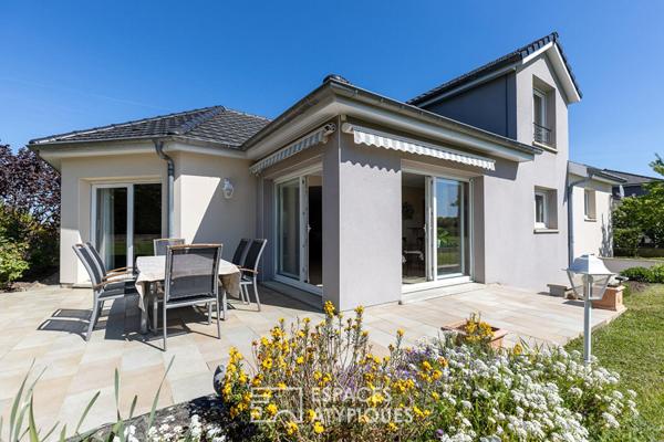 Maison contemporaine et son jardin ouvert sur la campagne