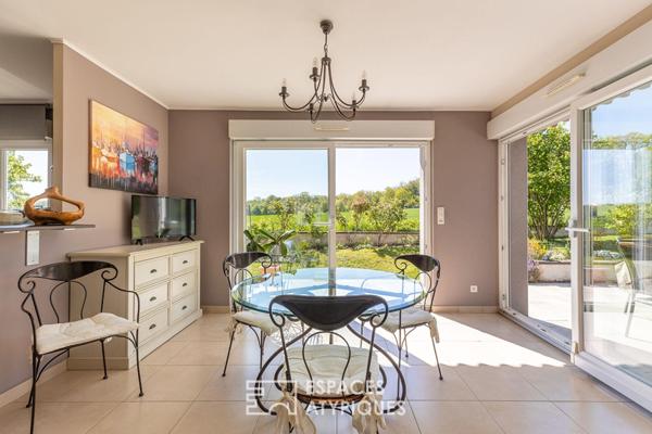 Maison contemporaine et son jardin ouvert sur la campagne