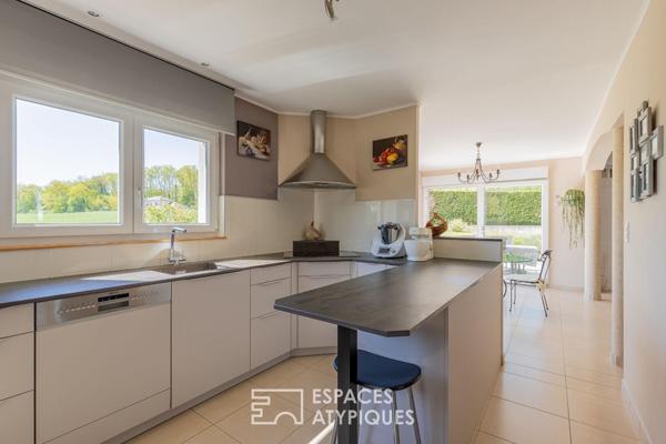 Maison contemporaine et son jardin ouvert sur la campagne
