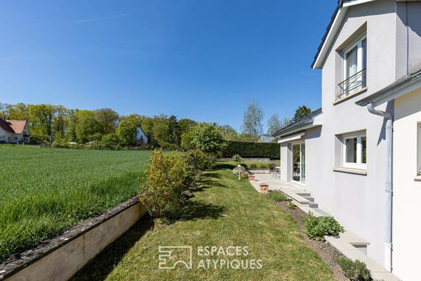 Maison contemporaine et son jardin ouvert sur la campagne