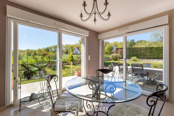 Maison contemporaine et son jardin ouvert sur la campagne