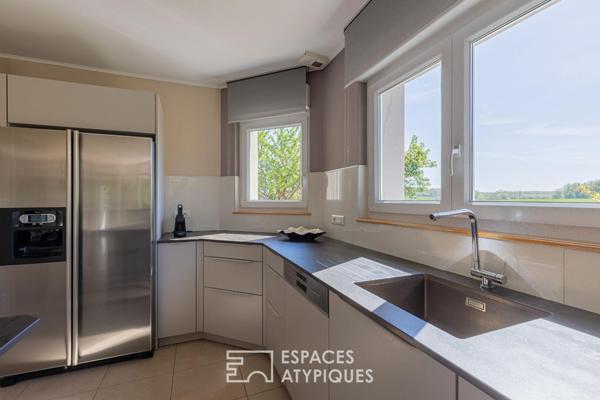 Maison contemporaine et son jardin ouvert sur la campagne