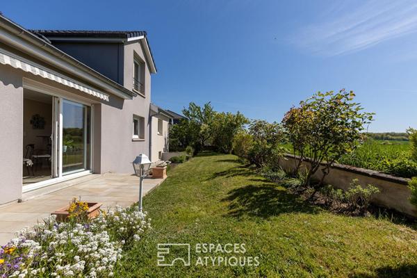 Maison contemporaine et son jardin ouvert sur la campagne