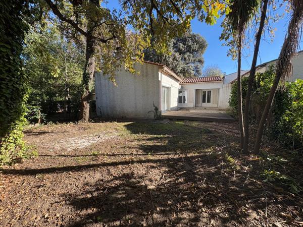 Maison plein pied 110m², 3 chambres et jardin.