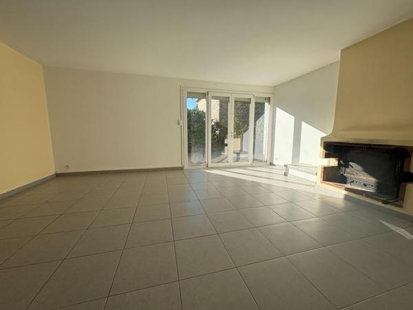 Maison plein pied 110m², 3 chambres et jardin.