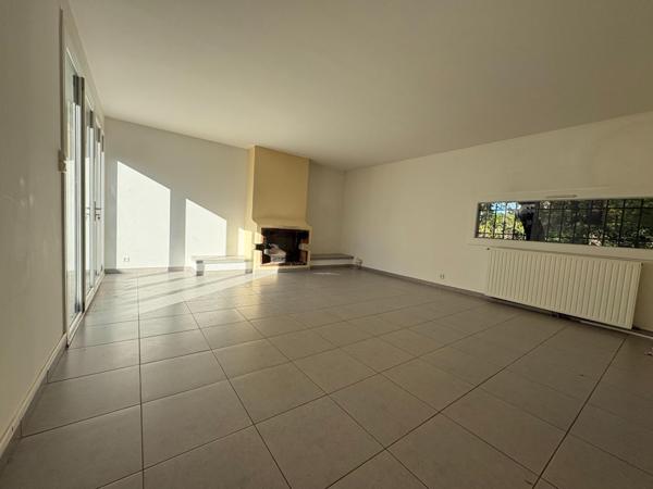 Maison plein pied 110m², 3 chambres et jardin.